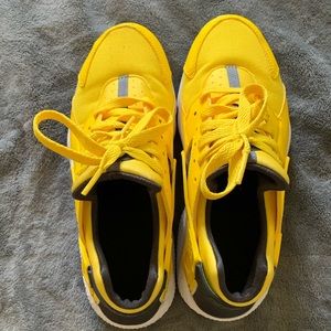 Nike Huarache yellow size 6Y
